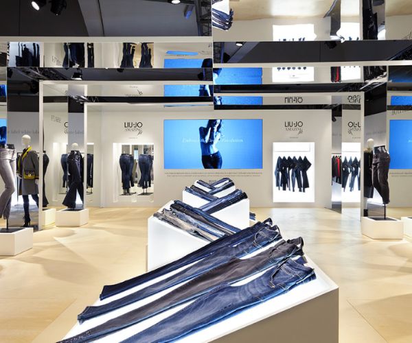 Mẫu booth quảng cáo thời trang số 3