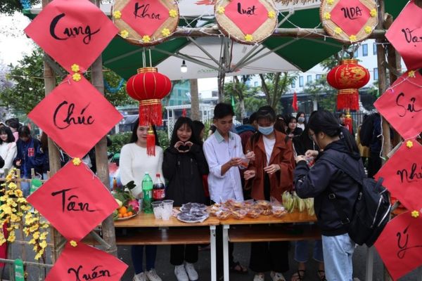 Mẫu gian hàng hội chợ tết đẹp và thu hút&nbsp;mẫu số 4